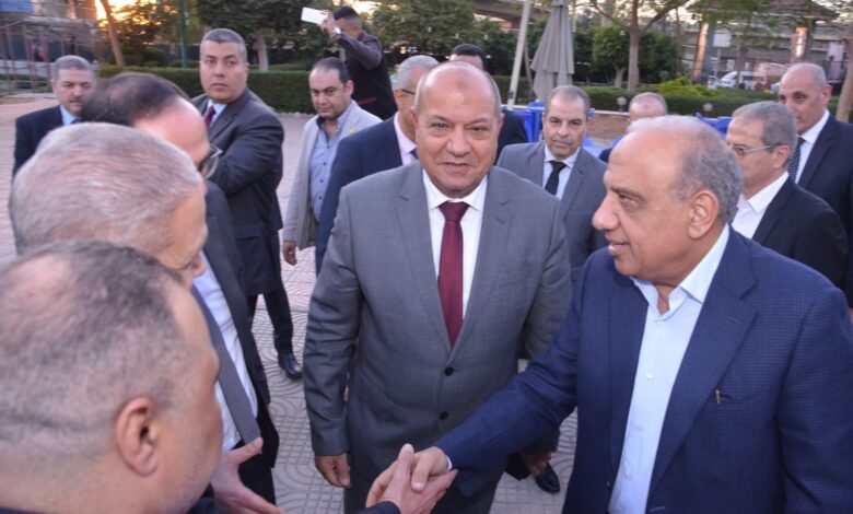 «عصمت» يشارك العاملين بشركات الكهرباء والنقابة العامة للمرافق إفطارهم الجماعي ويكرم 15 من أبرز الكفاءات