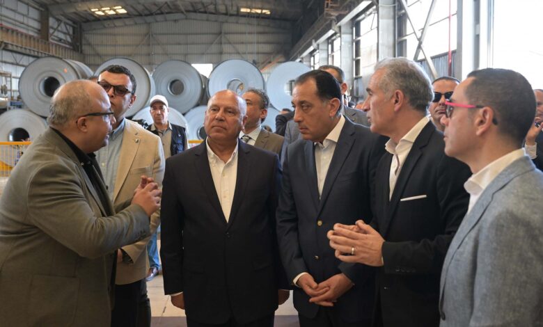 رئيس الوزراء يستهل جولته بالعاشر من رمضان بتفقد مصنع قنديل للصلب