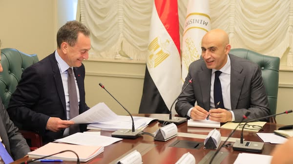 عبد اللطيف يعقد اجتماعا مع السفير الفرنسي لدعم وتعزيز التعاون في مجال التعليم وزيادة عدد المدارس الفرنسية