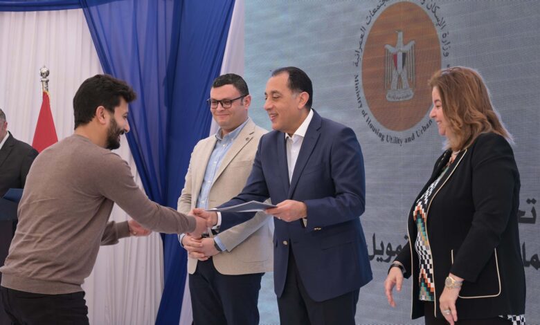 مدبولي يسلم عقود وحدات سكنية ضمن المبادرة الرئاسية سكن لكل المصريين لمنخفضي ومتوسطي الدخل