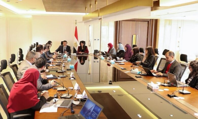 نائب رئيس الوزراء ووزيرة التخطيط يناقشان الخطة الاستثمارية لوزارة الصحة والسكان