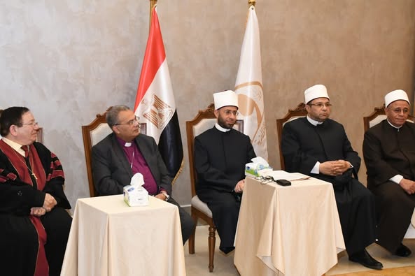 وزير الأوقاف يصطحب الوفد في جولة داخل المسجد ومعالمه.. ويلتقطون صورًا تذكارية