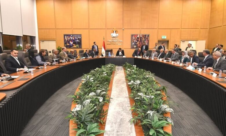 وزير الإسكان يعقد اجتماعه الدوري مع أعضاء مجلسي النواب والشيوخ