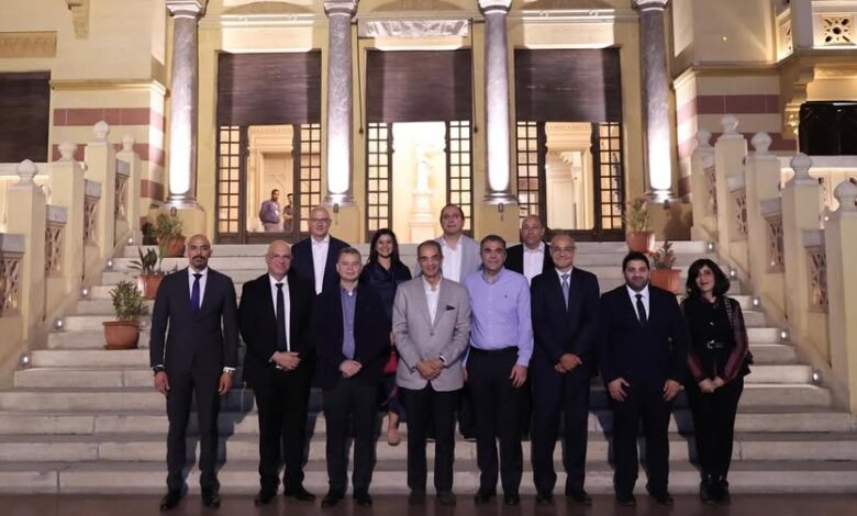 وزير الاتصالات يناقش مع أعضاء لجنة الاقتصاد الرقمى جهود تنمية صناعة التعهيد