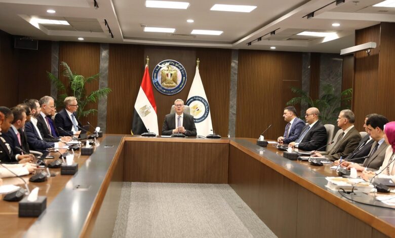 وزير البترول لوفد شركة انجلوجولد اشانتي العالمية تعزيز جاذبية قطاع التعدين للإستثمار بإجراءات تحفيزية.jpg
