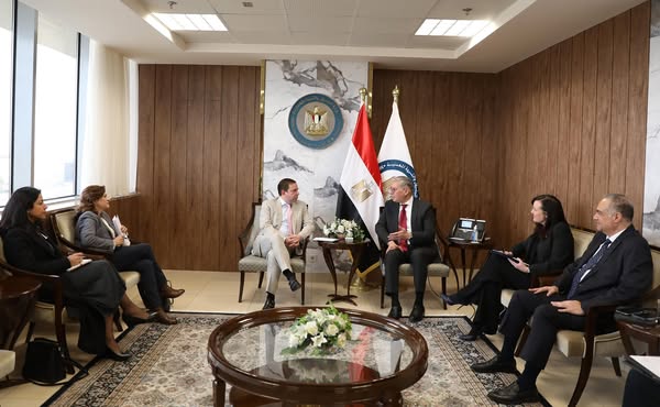 وزير البترول يلتقي مع رئيس شركة شل العالمية لأنشطة الغاز المتكاملة لزيادة الاستثمارات