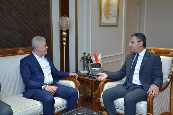 وزير التموين يصدر قراراً وزارياً بتعيين أيمن إسماعيل رئيساً للقابضة للصناعات الغذائية