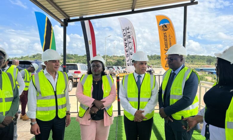 وزير الخارجية والهجرة يتفقد موقع سد جوليوس نيريرى