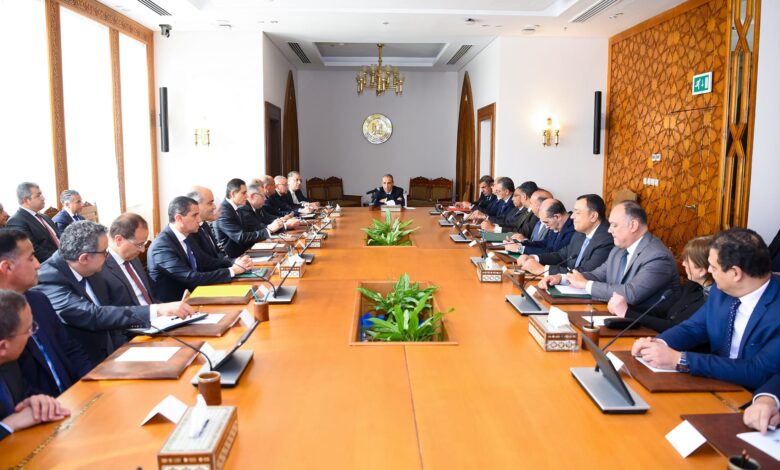 وزير الخارجية يجتمع مع قيادات وزارة الخارجية لمتابعة سير العمل بالوزارة