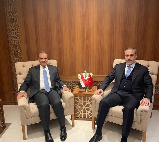 وزير الخارجية يعقد لقاءً مع نظيره التركي على هامش الاجتماع الاستثنائي لمنظمة التعاون الإسلامي