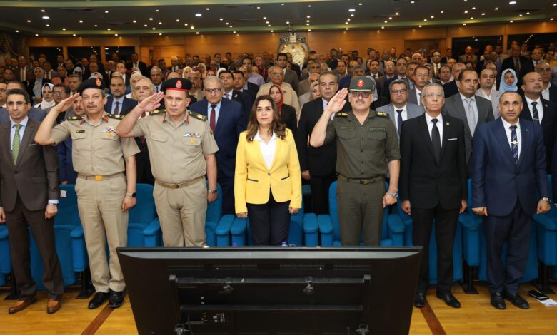 وزيرة التنمية المحلية ومدير الأكاديمية العسكرية للدراسات العليا يشهدان ختام البرنامج التدريبي "المتغيرات الإستراتيجية وأثرها على الأمن القومى" لـ250 متدرب بالمحافظات