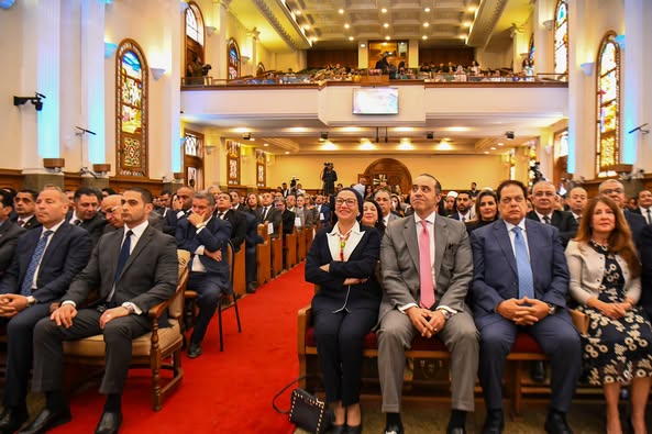 وزيرة البيئة تهنئ أقباط مصر بعيد القيامة المجيد وتشاركهم الاحتفال بالكنيسة الإنجيلية بمصر الجديدة