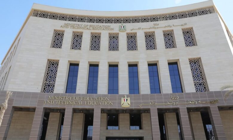 عبد اللطيف يتقدم بخالص العزاء لأسرة الفقيد الأستاذ أسامة البسيوني مدير إدارة الباجور التعليمية بمحافظة المنوفية الذي وافته المنية أمس إثر تعرضه لأزمة صحية