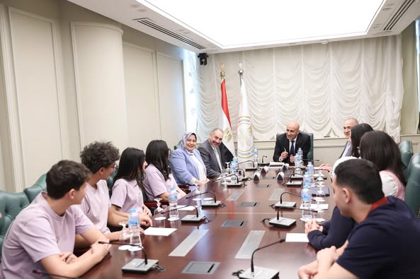 وزير التربية والتعليم يلتقي ممثلين لطلاب مدارس النيل الدولية.. ويستمع لآرائهم حول نظام الدراسة وتطلعاتهم المستقبلية الدراسية والمهنية