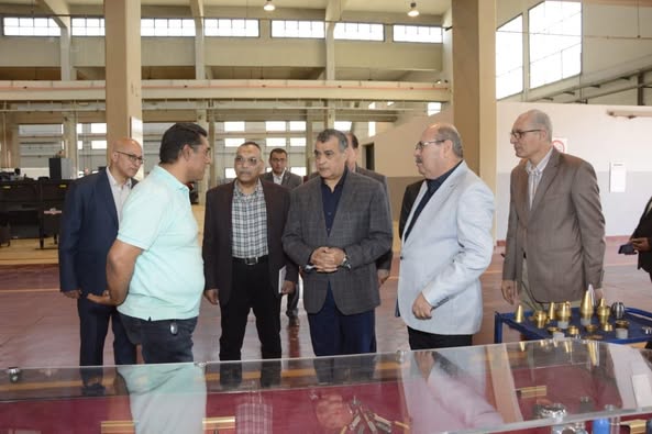 وزير الدولة للإنتاج الحربي يتابع سير العملية الإنتاجية بشركتي (مصنع 18و300 الحربي)