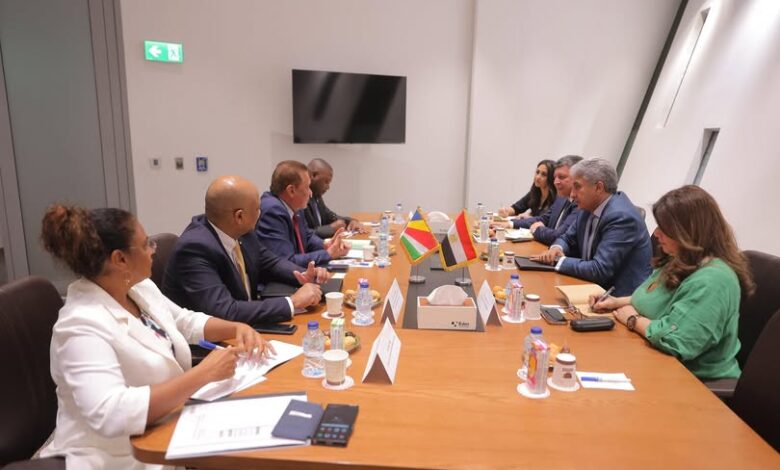 فتحي يبحث مع وزير الخارجية والسياحة بسيشل أوجه تعزيز سبل التعاون السياحي بين البلدين