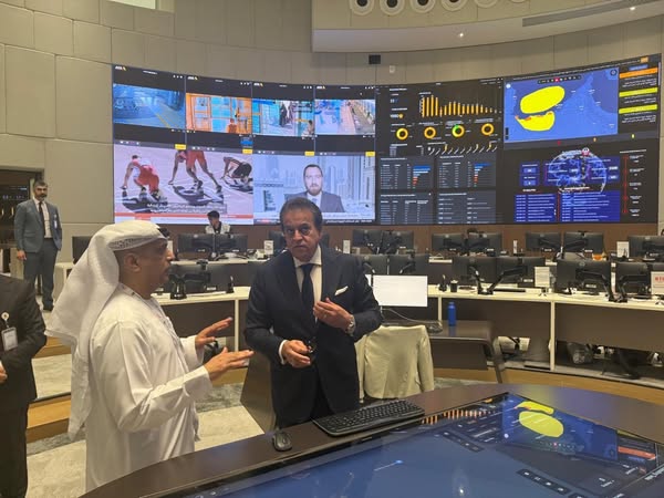 عبد الغفار يتفقد دائرة الصحة بأبوظبي.. ويؤكد العمل على نقل التجربة إلى مصر