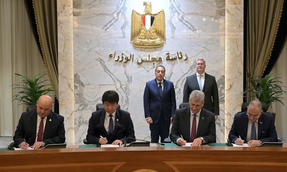 توقيع حزمة من العقود الخاصة بمقاول الائتلاف المصري الصيني المشترك لتنفيذ التصميمات الأساسية للمرحلة الأولى من مشروع مجمع البحر الأحمر للبتروكيماويات بالعين السخنة