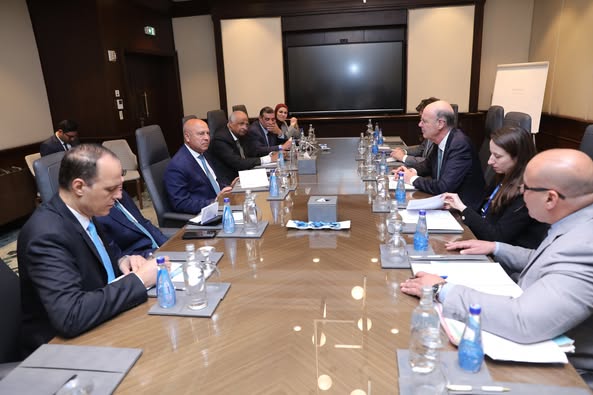 الوزير يلتقي وزير الاقتصاد والمالية الفرنسي لبحث تدعيم التعاون المشترك بين الجانبين في مجالي النقل والصناعة