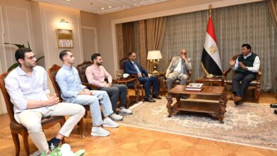 صبحي يُكرم أبطال منتخب سلاح السيف بعد فوزه بذهبية بطولة العالم
