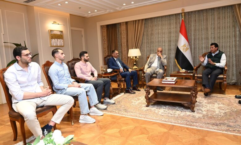 صبحي يُكرم أبطال منتخب سلاح السيف بعد فوزه بذهبية بطولة العالم