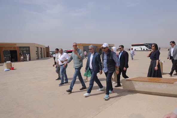 فتحي يتفقد اللمسات النهائية لمشروع تطوير الخدمات بمنطقة أهرامات الجيزة قبل يومين من بدء التشغيل التجريبي