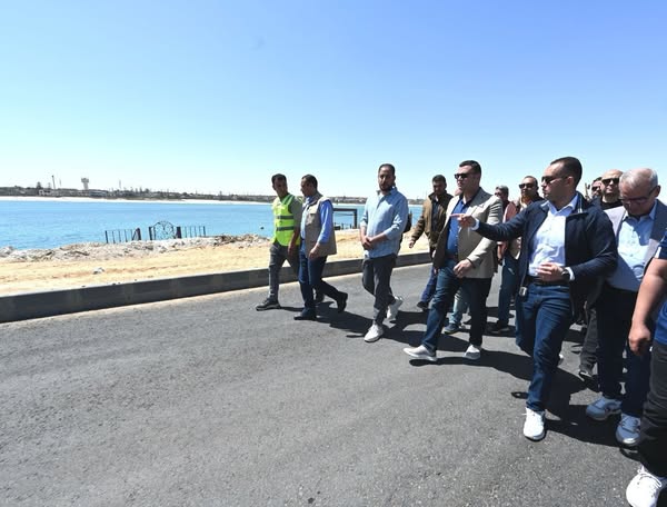 وزير الإسكان يتفقد مشروعات رفع كفاءة الكباري والمسطحات الخضراء ويتابع أعمال تطوير المداخل والبوابات بمارينا