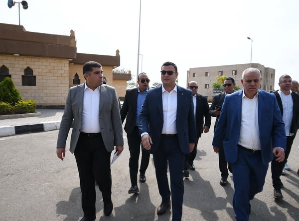 وزير الإسكان يقوم بزيارة مفاجئة لمتابعة سير العمل بجهاز مدينة العبور