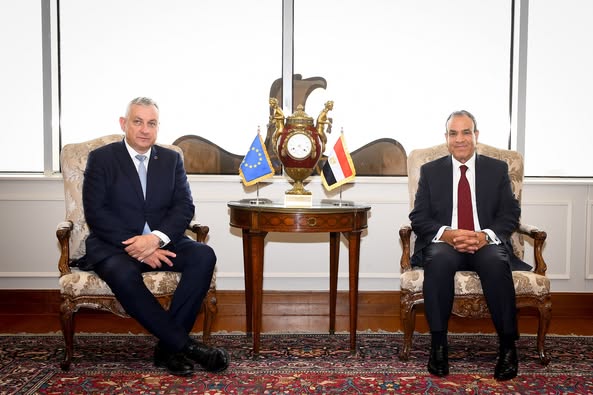 وزير الخارجية والهجرة يستقبل المفوض الأوروبي للشراكات الدولية