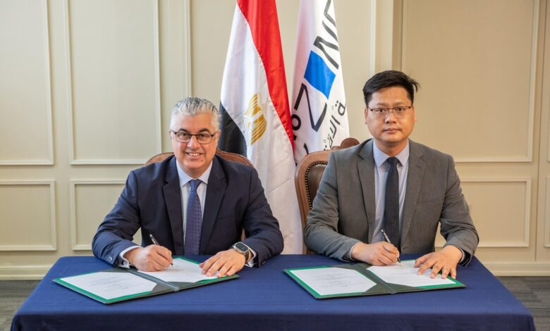 رئيس اقتصادية قناة السويس يوقع عقد مشروع شركة جي إس جلوبال سورسينج الصينية
