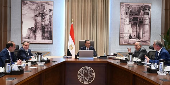 رئيس الوزراء يستعرض خطة توفير المنتجات البترولية لتشغيل محطات الكهرباء استعدادًا للصيف المُقبل