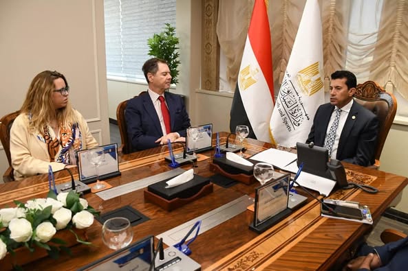 صبحي يلتقي السفير الإسباني وممثلي نادي فياريال لبحث سبل التعاون المشترك