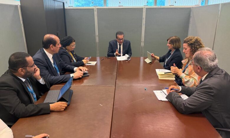 عبد الغفار يبحث مع ممثلي شركتي «فيلبس» و«سيمنز» تعزيز التعاون في القطاع الصحي