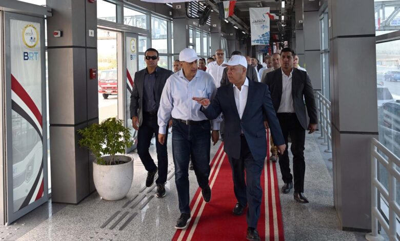 مدبولي يستمع لشرح حول منظومة العمل الخاصة بالأتوبيس وكيفية الربط بين محطات المشروع