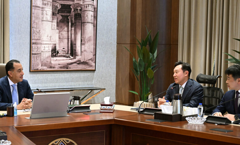 رئيس الوزراء يستقبل وفدًا من شركة "سامسونج إلكترونيكس"