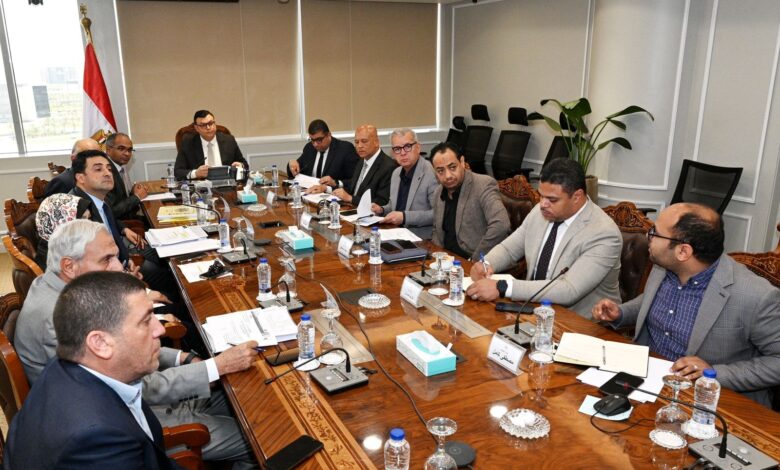 وزير الإسكان يتابع موقف تنفيذ المرحلة الثانية لمحطة تنقية مياه الشرب بمدينة ٦ أكتوبر