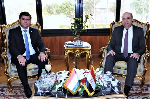 وزير الطيران المدني يبحث مع سفير طاجيكستان فرص التوسع في الربط الجوي بين البلدين