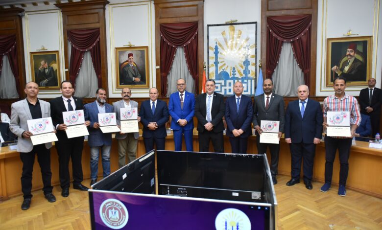 وزير العمل ومحافظ القاهرة يُكرمان موظف بوزارة العمل رفض رشوة من إحدى شركات إلحاق العمالة بالخارج