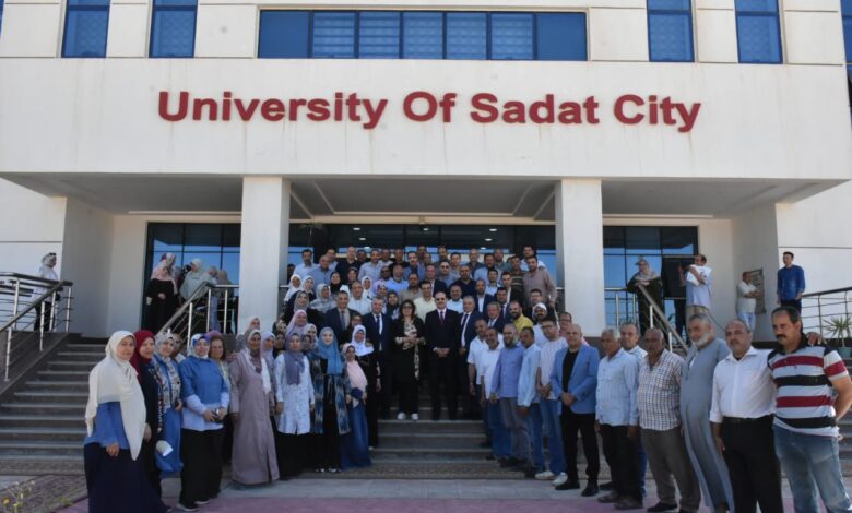 بالصور.. أسرة جامعة مدينة السادات تستقبل رئيس الجامعة في ممر شرفي تقديراً لجهودها وعطائها