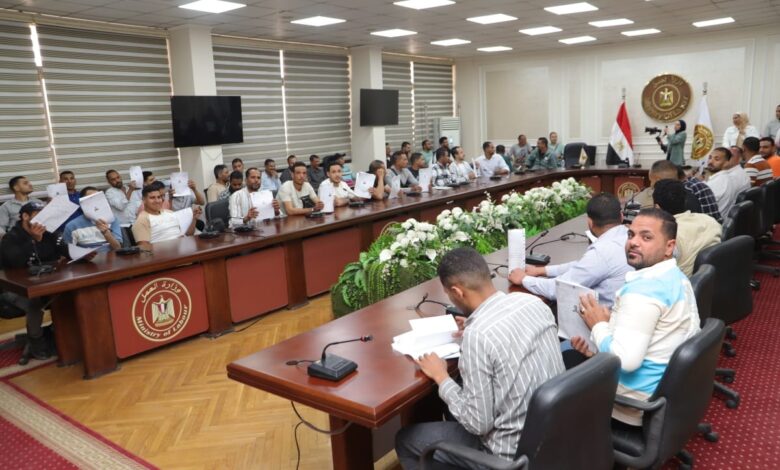 وزير العمل يُسلم عقود عمل للمتقدمين على فرص عمل بالإمارات
