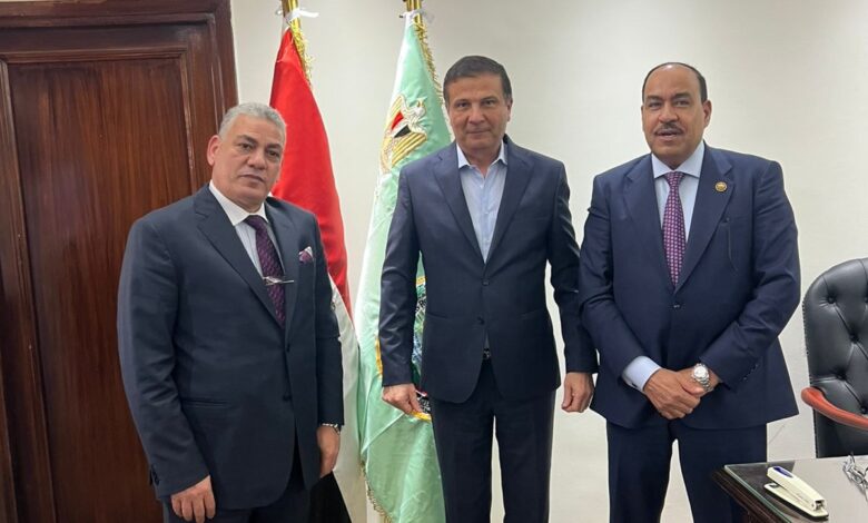 - "فاروق": النواب من أهم حلقات الوصل بين الوزارة والمزارعين في دوائرهم والتعبير عن مطالبهم