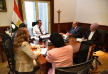 نائب رئيس مجلس الوزراء وزير الصحة يبحث مسارات التعليم التخصصي والدراسات العليا للأطباء