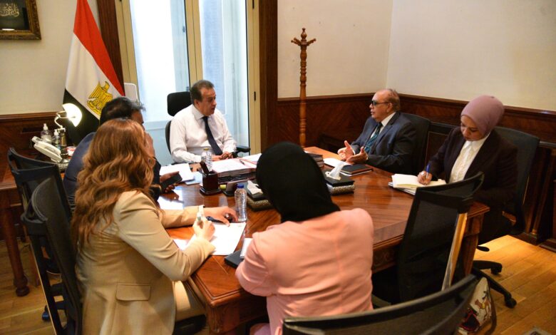 نائب رئيس مجلس الوزراء وزير الصحة يبحث مسارات التعليم التخصصي والدراسات العليا للأطباء