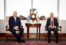 وزير الخارجية والهجرة يستقبل المفوض الأوروبي للشراكات الدولية