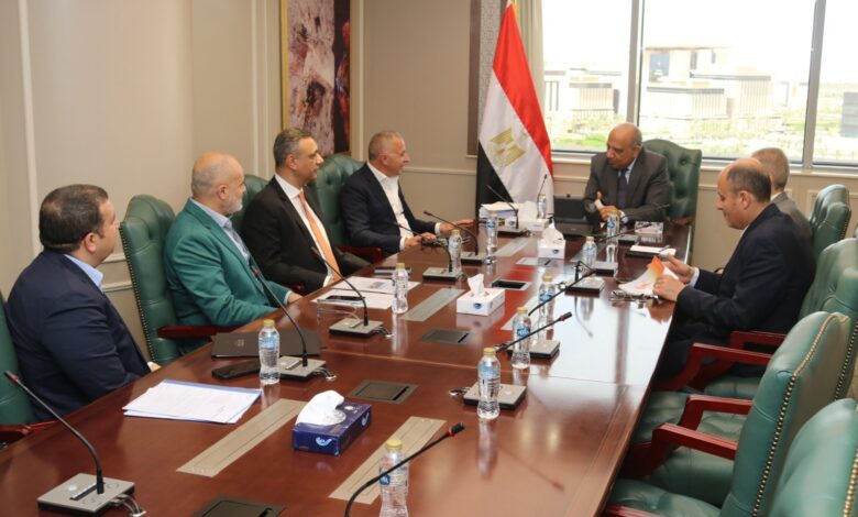 عصمت يبحث مع مجموعة السويدي إليكتريك مستجدات تنفيذ مشروعات الشركة فى قطاعات الإنتاج والنقل