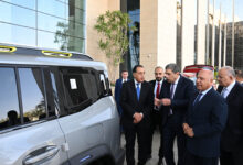 رئيس الوزراء يجتمع مع رئيس شركة "جيتور" العالمية لاستعراض خطة الشركة لتوطين عدد من طرازات السيارات في السوق المحلية