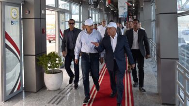 مدبولي يستمع لشرح حول منظومة العمل الخاصة بالأتوبيس وكيفية الربط بين محطات المشروع