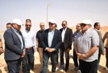 وزير الإسكان يبدأ جولة لمتابعة مشروعات الساحل الشمالي الغربي ويتفقد أعمال الطرق والمرافق والكهرباء بمنطقة رأس الحكمة