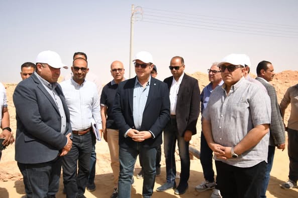 وزير الإسكان يبدأ جولة لمتابعة مشروعات الساحل الشمالي الغربي ويتفقد أعمال الطرق والمرافق والكهرباء بمنطقة رأس الحكمة
