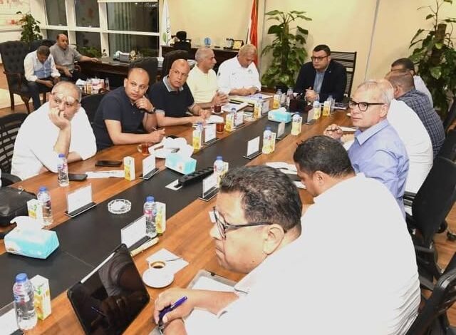 وزير الإسكان يتابع سير العمل بمنظومة مياه الشرب والصرف الصحي بمطروح استعدادًا لفصل الصيف